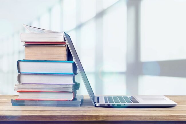 Computer w Books